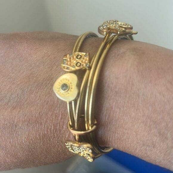 Marc Jacob's Signed Gold Tone Women's Bracelet - Picture 3 of 4